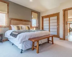 Queen Bedrooms