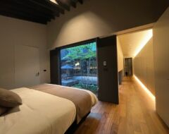 4 Bedroom - 1 king, 1 twin, 1 room with 2 sets of bunk beds + a tatami room