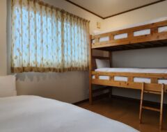1 x Twin + 1 x Bunk Bed