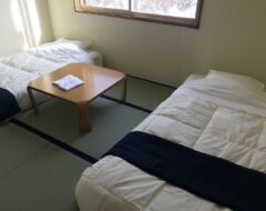 Japanese family room with ensuited bathroom