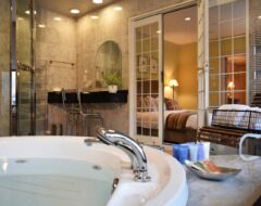 Corner Deluxe Room with Jacuzzi Bath