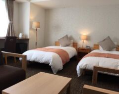 Renewal Compact Western Twin with Ensuited Bathroom